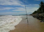 Varas de pesca em frente ao parque D. Lindu